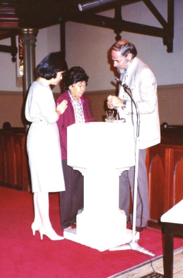 1984 首次洗禮,由Rev. Victor Pfitzner 為90歲高齡 蔡太進行灑水禮